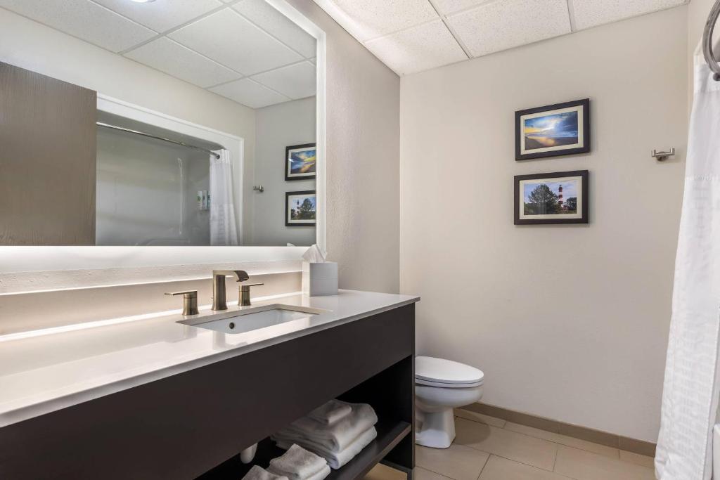 Comfort Suites Chincoteague Island Bayfront Resort Room Type - Value View Double Queen Suite