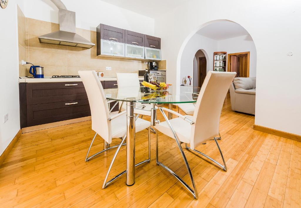 Marble Arch Home photo 2