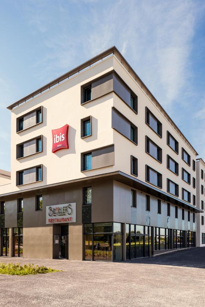 ibis Saint Quentin En Yvelines Velodrome - Tap to explore photos