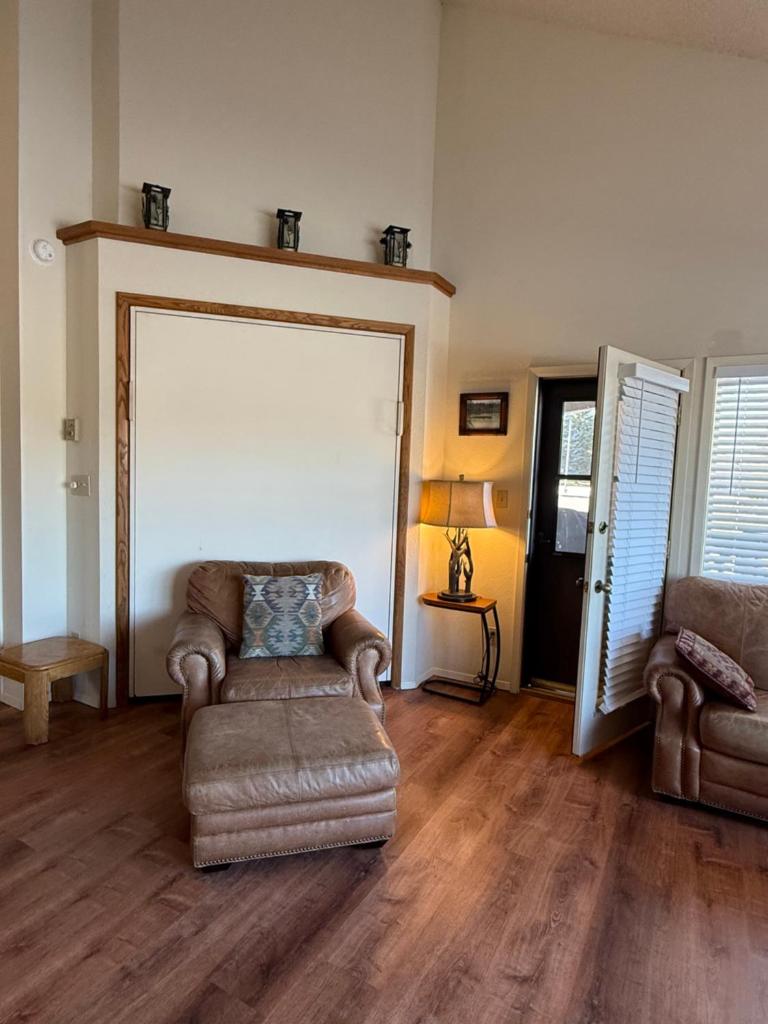 TALISMAN AMAZING VIEWS Walk to Uptown Sleeps 4 - Tap to explore photos