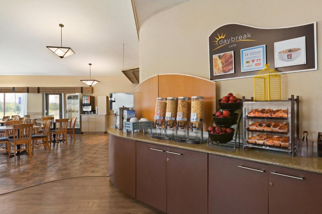 Days Inn & Suites by Wyndham Moncton photo 4