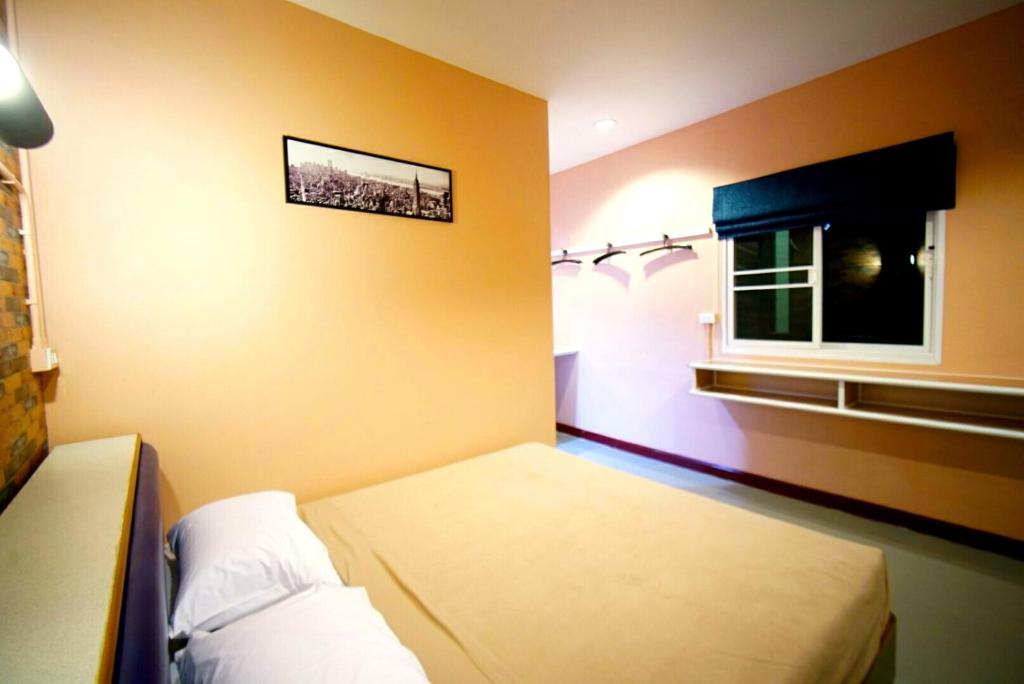Двухместный (Улучшенный двухместный номер с 1 кроватью), Urban Hostel Bangkok