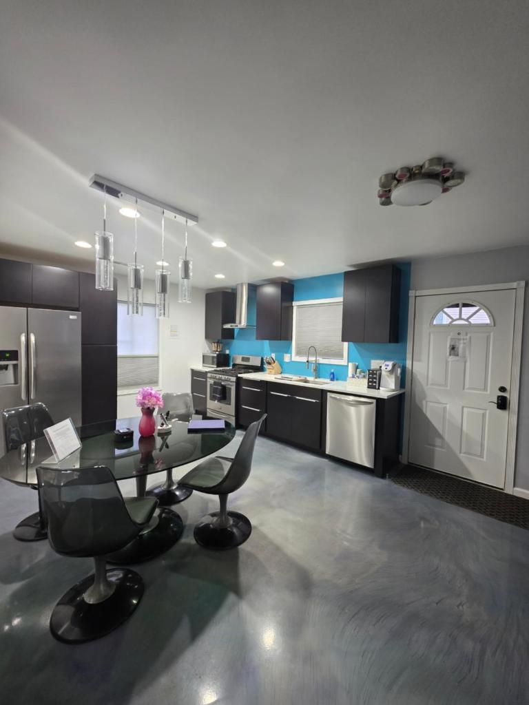 Modern/Retro Condo - Tap to explore photos