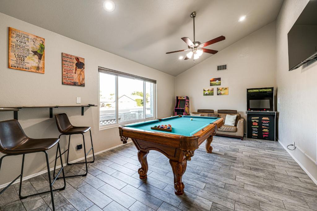 Pool, Putting Green & Games: Chandler Home! - Tap to explore photos