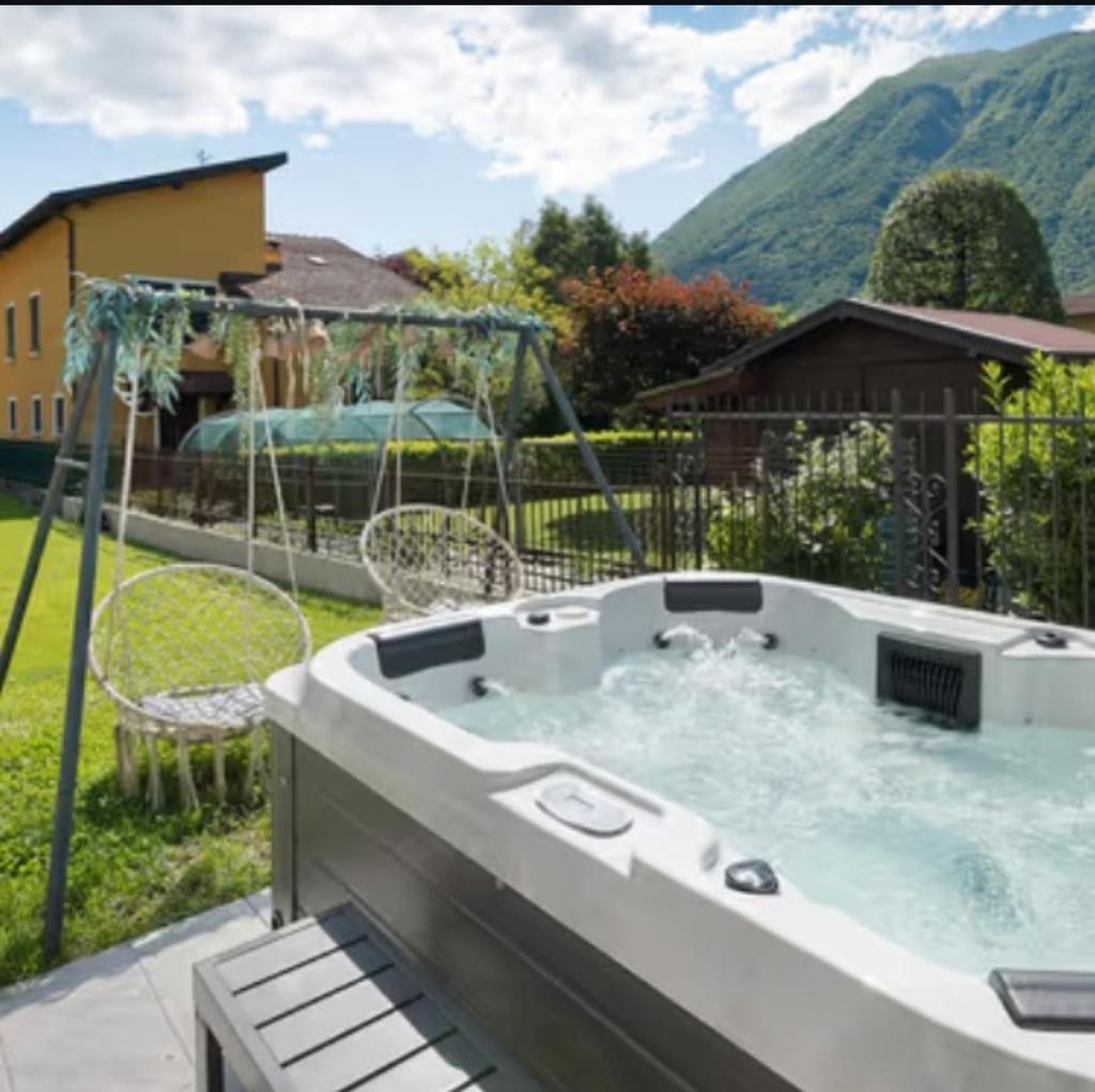 B&B Peonia Lake Lugano & Jacuzzi - Tap to explore photos