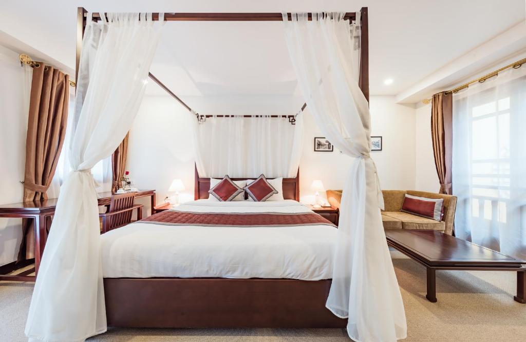 Сьюит (Люкс с кроватью размера «king-size» и балконом), La Dolce Vita Hanoi Hotel