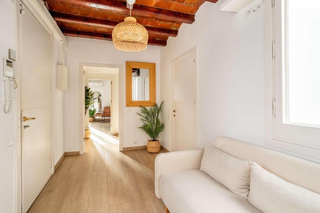 The Collection Barcelona - Paseo de Gracia 5BD and 3BTH for 10 with Terrace - Tap to explore photos