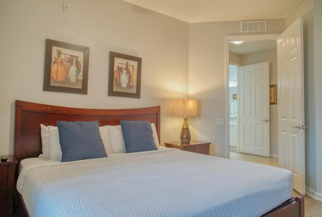 Luxury Lake View Condo-Vista Cay - Tap to explore photos