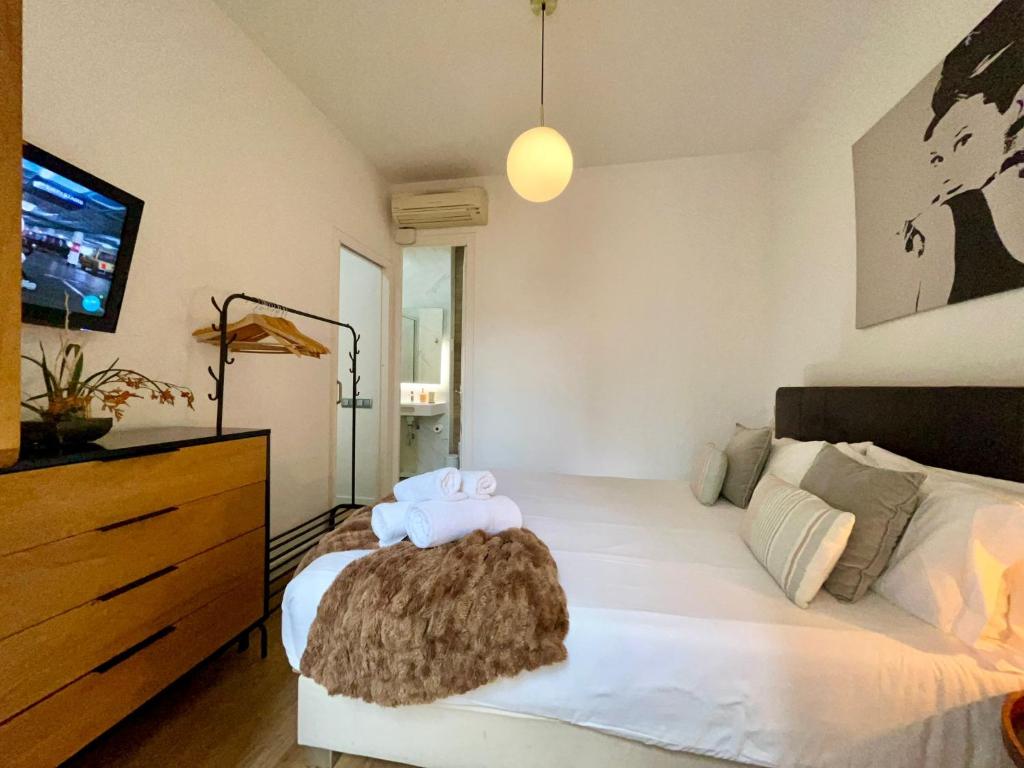 BarcelonaForRent The Gaudi Suites - Tap to explore photos