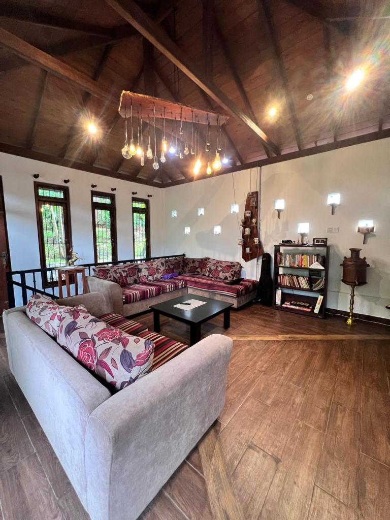 Senasuma Homestay - Tap to explore photos