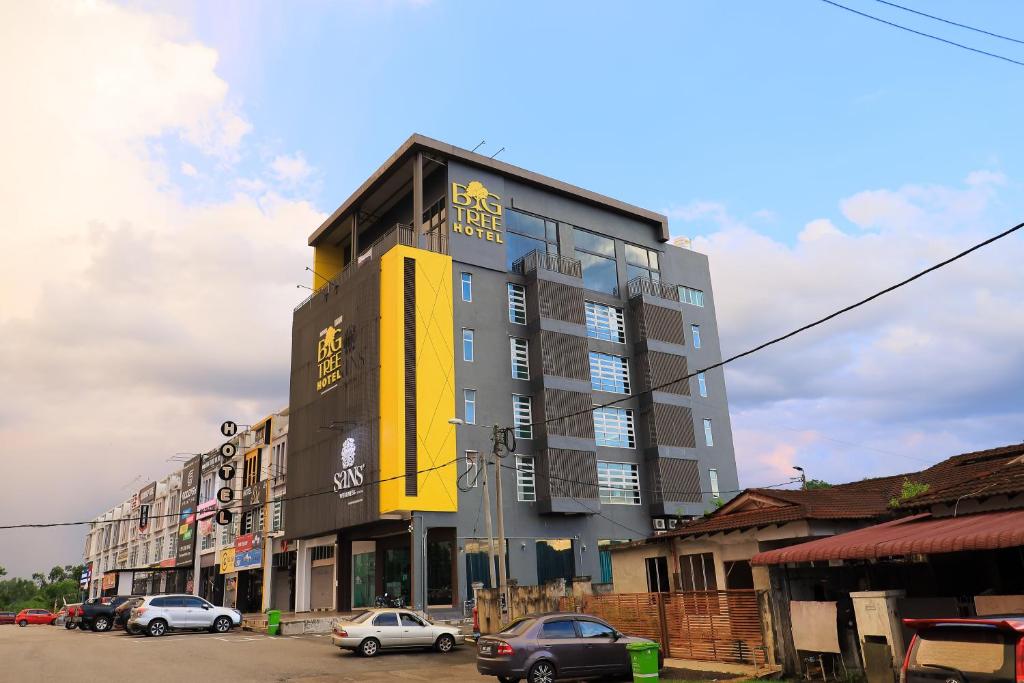 Big Tree Hotel - Tap to explore photos