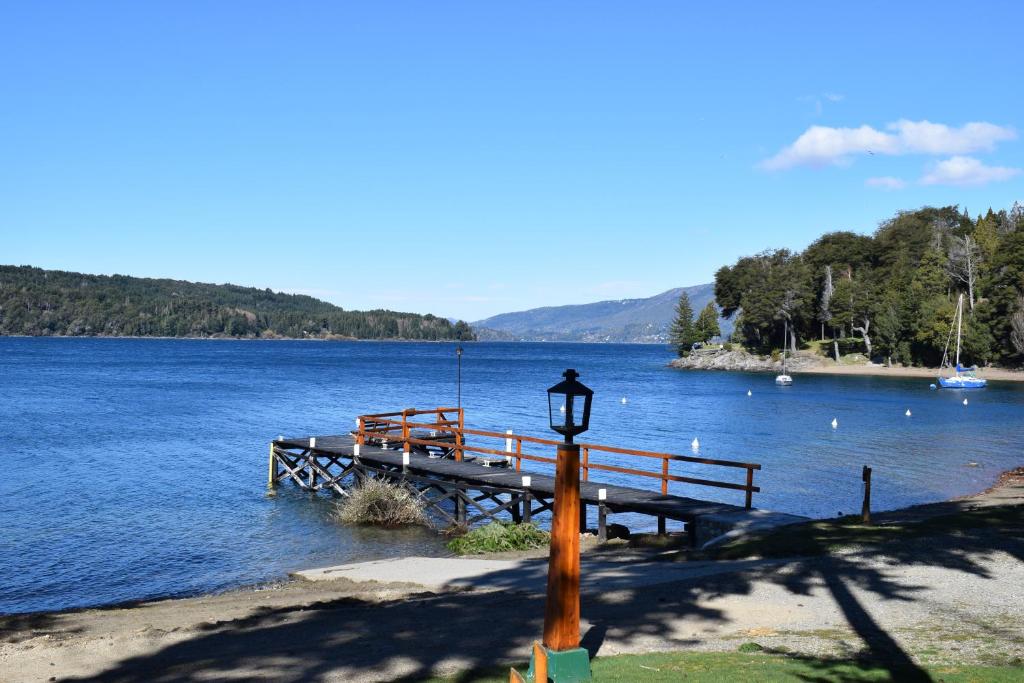 Cabaña con costa de lago photo 4