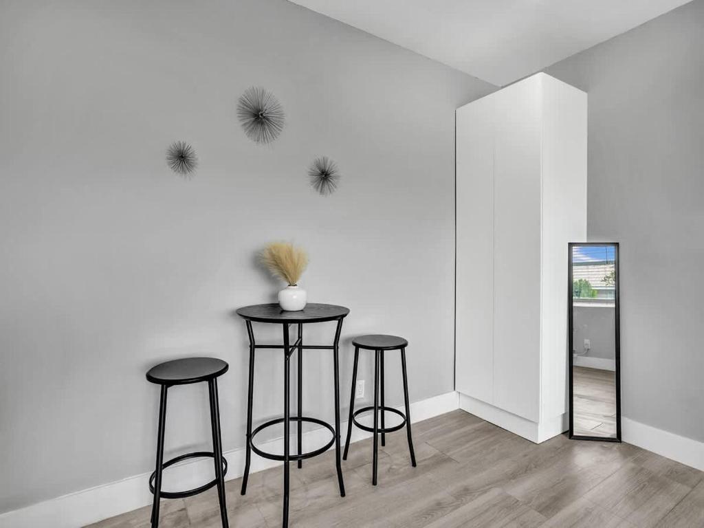 Coastal Charm Studio Retreat near Pompano Beach - Tap to explore photos