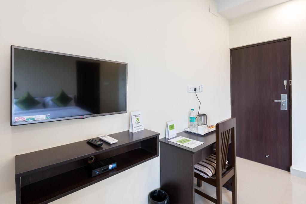 Двухместный ([Sanitized] Deluxe Double Room), Treebo Adin Residence