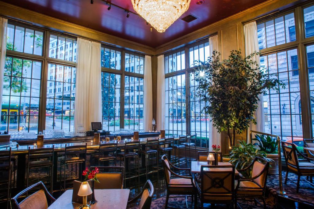 Mayflower Park Hotel photo 2