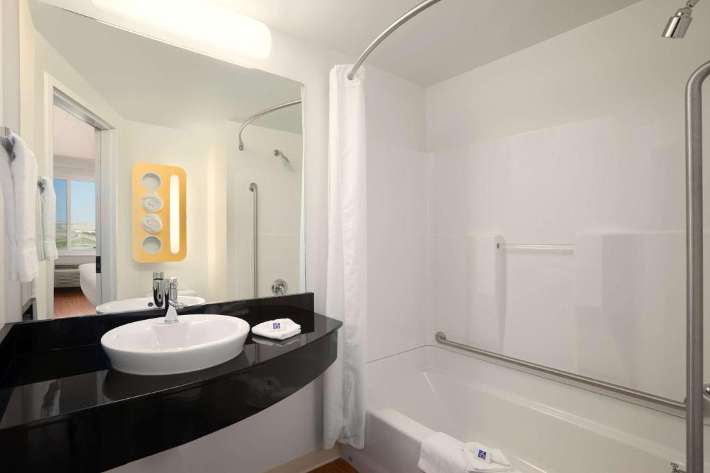 Motel 6-Swift Current, SK photo 4