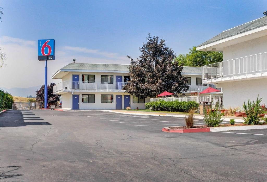 Motel 6 Medford, OR image