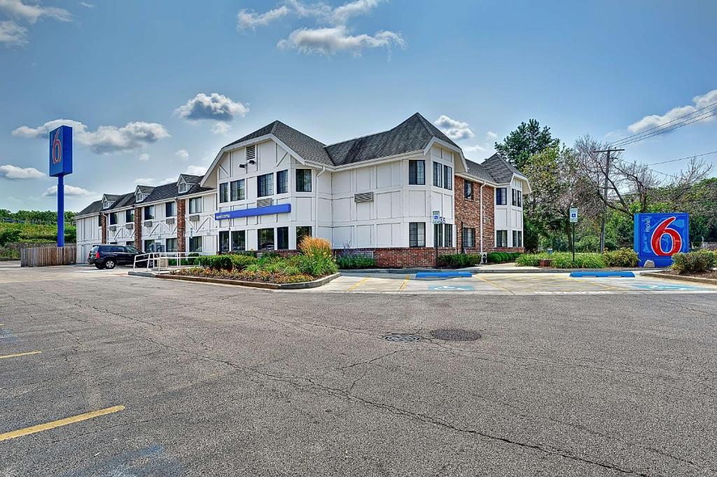 Motel 6-Glenview, IL - Chicago North image