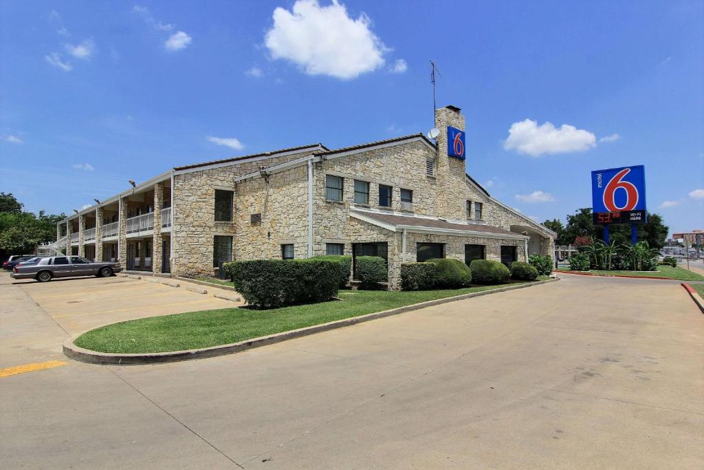 Motel 6 Austin, TX - Central Downtown UT photo 1