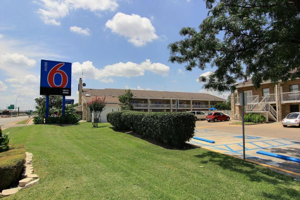 Motel 6 Austin, TX - Central Downtown UT photo 2