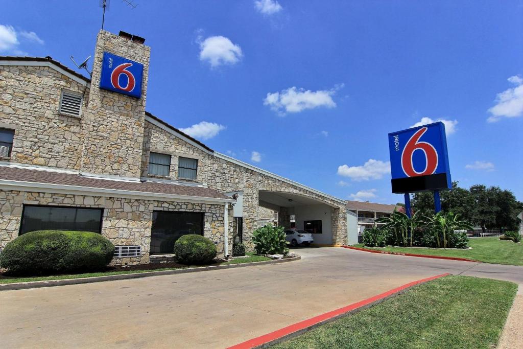 Motel 6 Austin, TX - Central Downtown UT photo 3