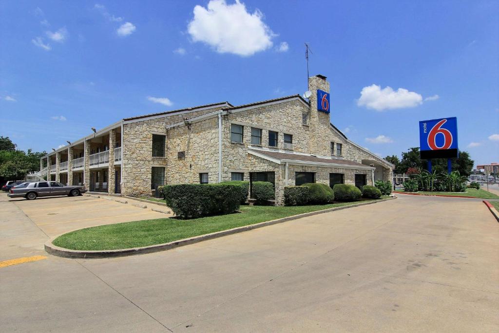 Motel 6 Austin, TX - Central Downtown UT photo 4