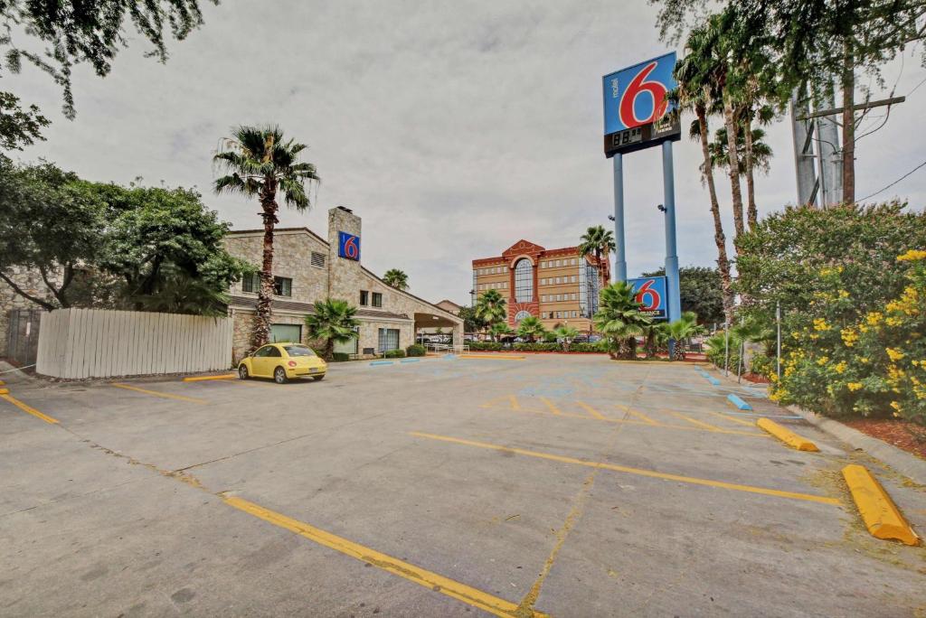 Motel 6 San Antonio, TX - Downtown - Market Square image