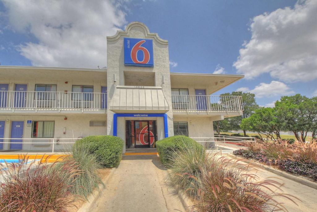 Motel 6 San Antonio, TX - Fiesta image