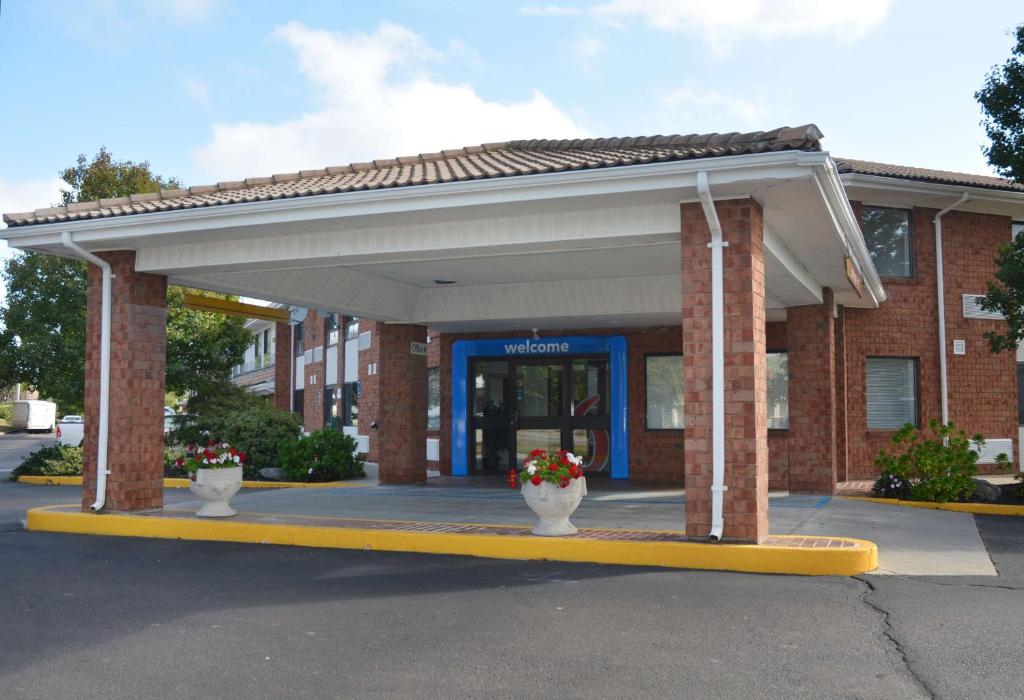 Motel 6 Newport, RI image