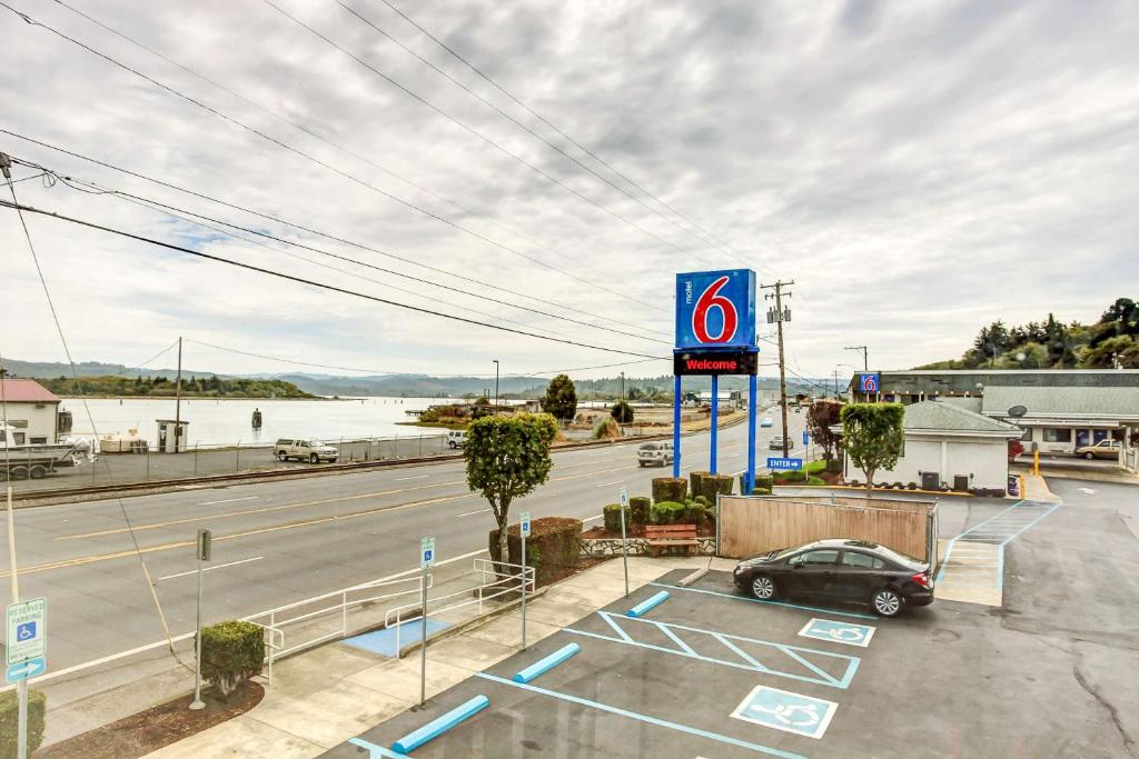 Motel 6 Coos Bay, OR image