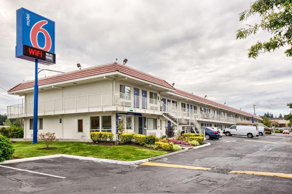 Motel 6 Everett, WA - South image
