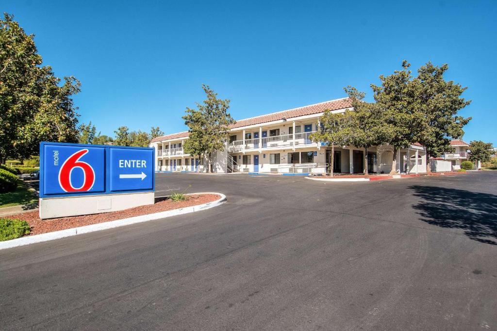 Motel 6 Redding, CA - South image