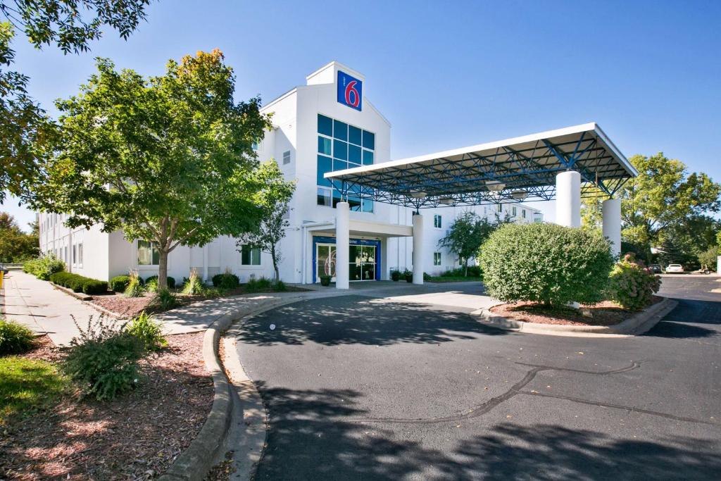 Motel 6 Brooklyn Center, MN - Minneapolis image