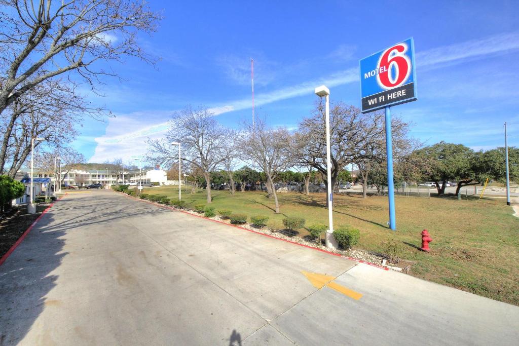 Motel 6 Kerrville, TX image