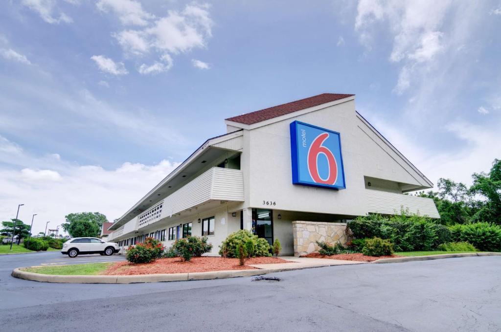Motel 6 Kansas City, MO image