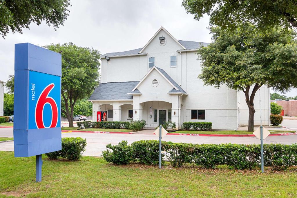 Motel 6 Grand Prairie, TX - Near Six Flags Drive image