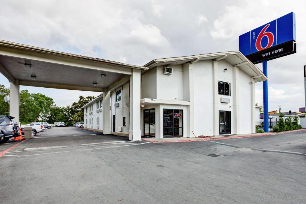 Motel 6-Dallas, TX - South photo 1