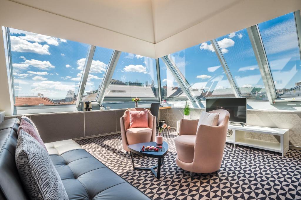 Сьюит (Угловой люкс), Hotel Moments Budapest