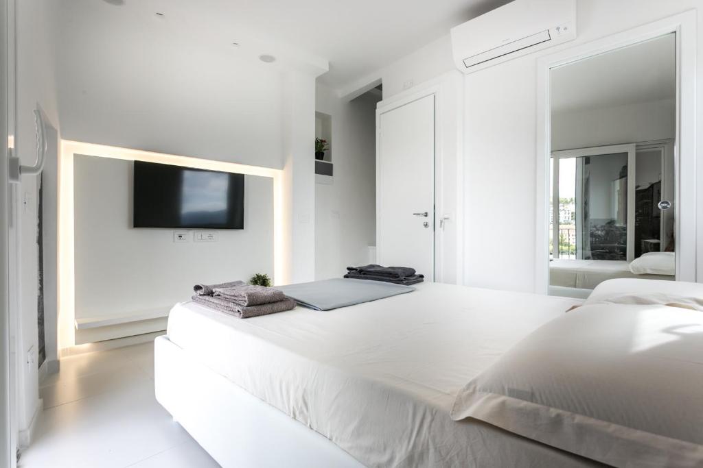 Al Molo Sea View Rooms - Tap to explore photos