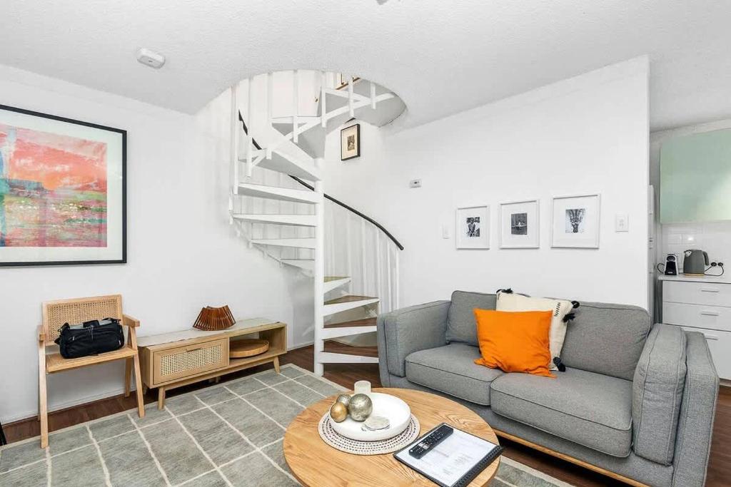 22 Heavenly Highgate 2 Bedrm & Parking-Walk to HBF - Tap to explore photos