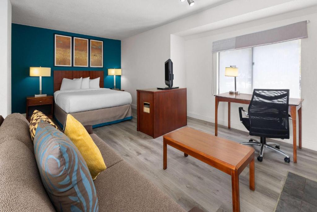 Tysons Corner Suites Room Type - Queen Studio Suite with Bathtub w/Grab Bars - Mobility Accessible/Non-Smoking