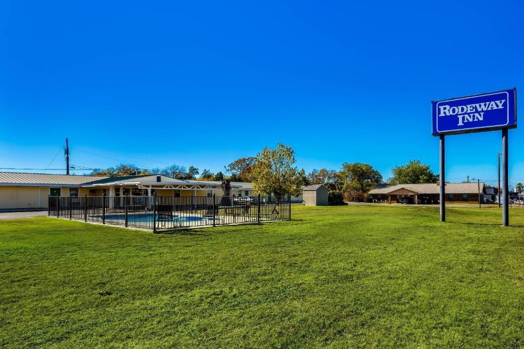 Rodeway Inn Kingsland - Lake LBJ - Tap to explore photos