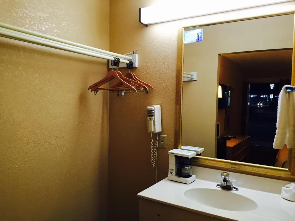 Arya Inn & Extended Stay - Tap to explore photos