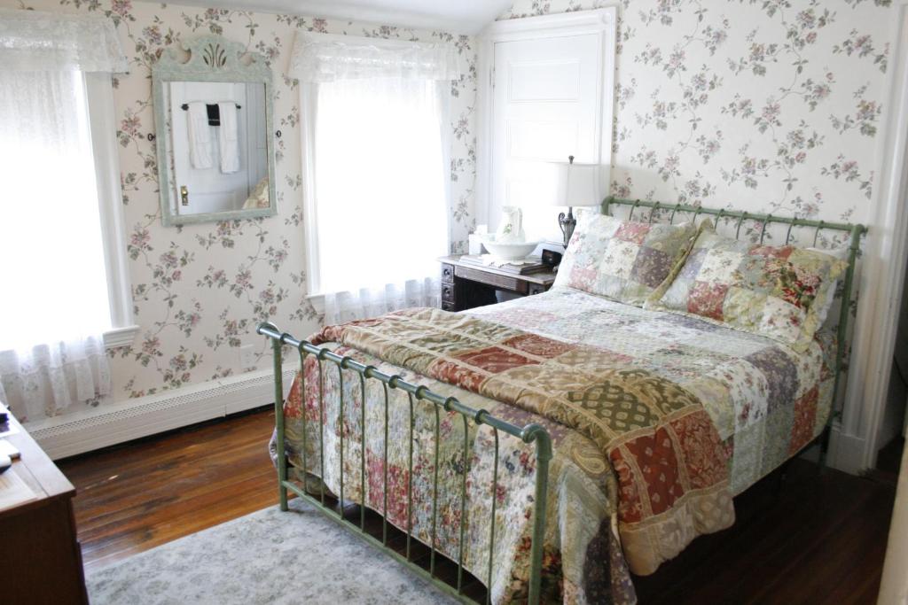 The Coolidge Corner Guest House: A Brookline Bed and Breakfast image