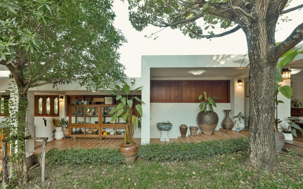 Whisper Oasis - Award-Winning Jacuzzi Pool Villa for 10 - 3BR, Daily Housekeeping, Chiang Mai