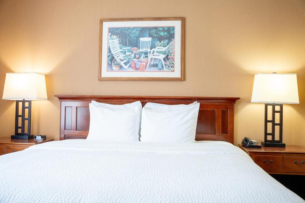 Coshocton Village Inn and Suites - Tap to explore photos