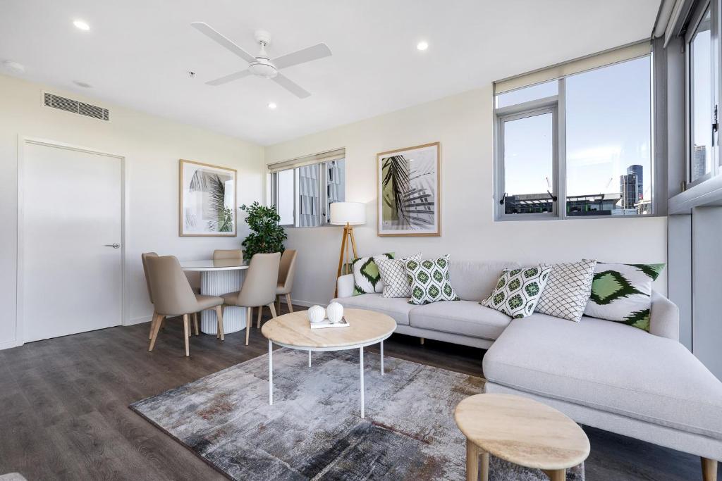 Stylish Apartment in Brisbane Share Save - Tap to explore photos