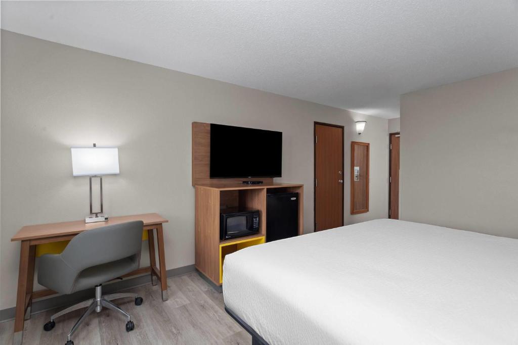 Days Inn by Wyndham Austin - Tap to explore photos