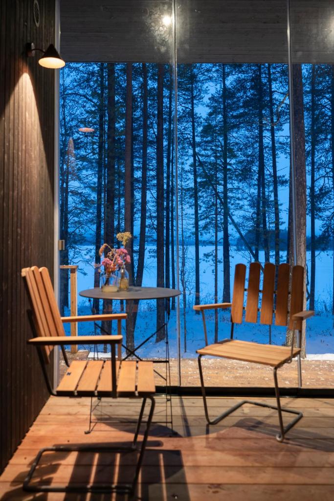 A unique lakeside cottage - Tap to explore photos