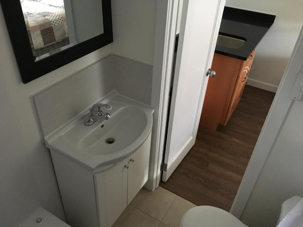 Sunset Motel Room Type - Deluxe Queen Room